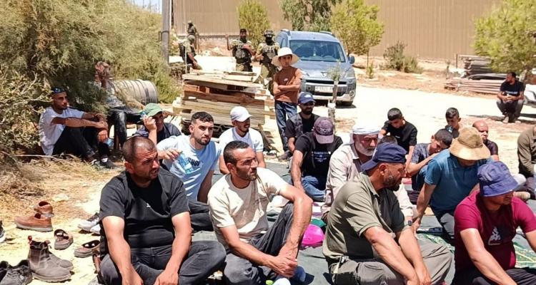 الأهالي تجمعوا عند مدخل خلة الحمص رغم القيود العسكرية الإسرائيلية، مؤكدين تمسكهم بأرضهم ورفضهم سياسات التهجير.