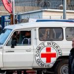 الصليب الأحمر يسهل نقل أسيرين محررين إلى مستشفى شهداء الأقصى ويجدد مطالبته بالوصول إلى جميع المعتقلين