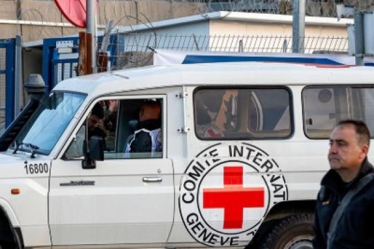 الصليب الأحمر يسهل نقل أسيرين محررين إلى مستشفى شهداء الأقصى ويجدد مطالبته بالوصول إلى جميع المعتقلين