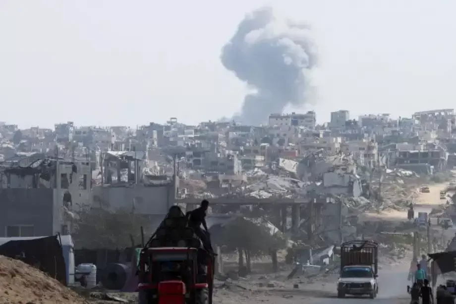 مسيّرات إسرائيلية تستهدف مخيمات وخيام نازحين وتوقع قتلى وجرحى رغم اتفاق وقف النار