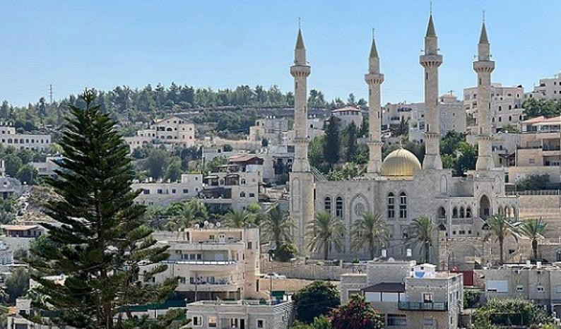 محافظة القدس: اعتداء مستوطن على مسجد أبو غوش يُجسد عقلية الكراهية والعنصرية