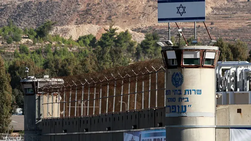 بدء نقل الأسرى الفلسطينيين تمهيدًا لتنفيذ صفقة التبادل المرتقبة مع حماس