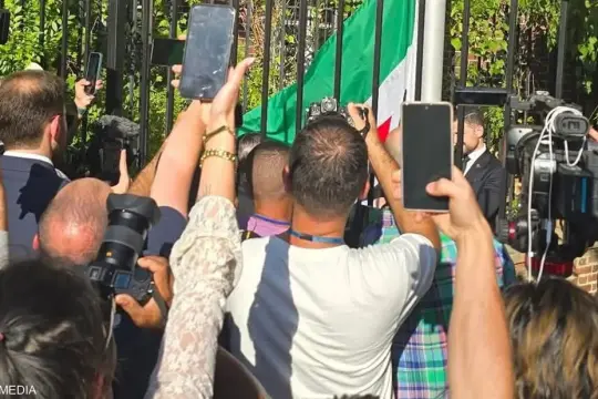 فيديو: رفع العلم السوري فوق سفارة دمشق في واشنطن