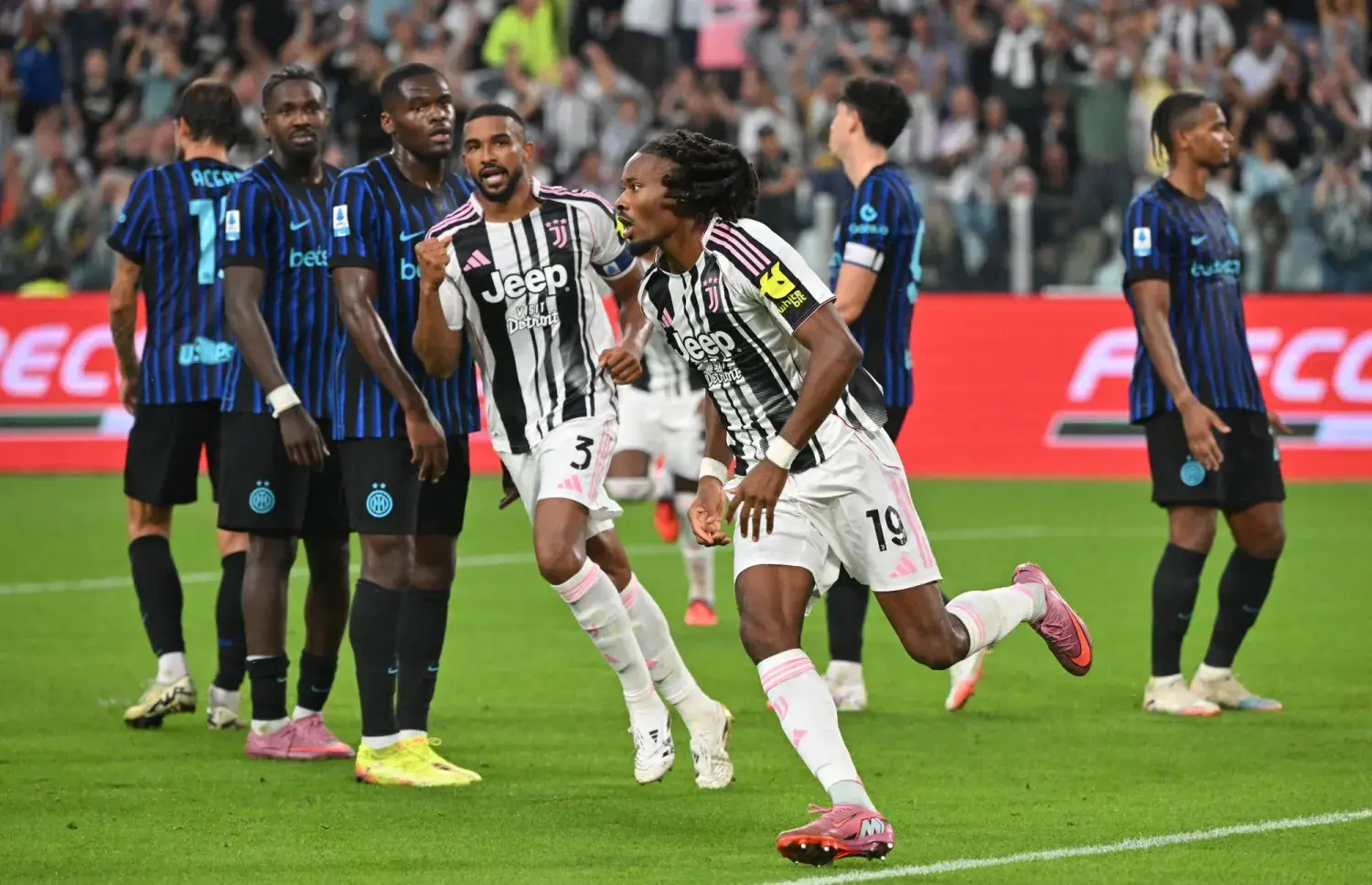 الدوري الإيطالي: اليوفي يقهر الانتر في مباراة مجنونة