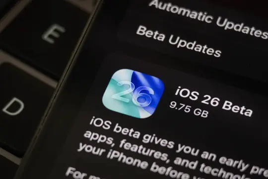 أبل تطلق "iOS 26" رسمياً... عصر جديد من التصميم والذكاء والتواصل