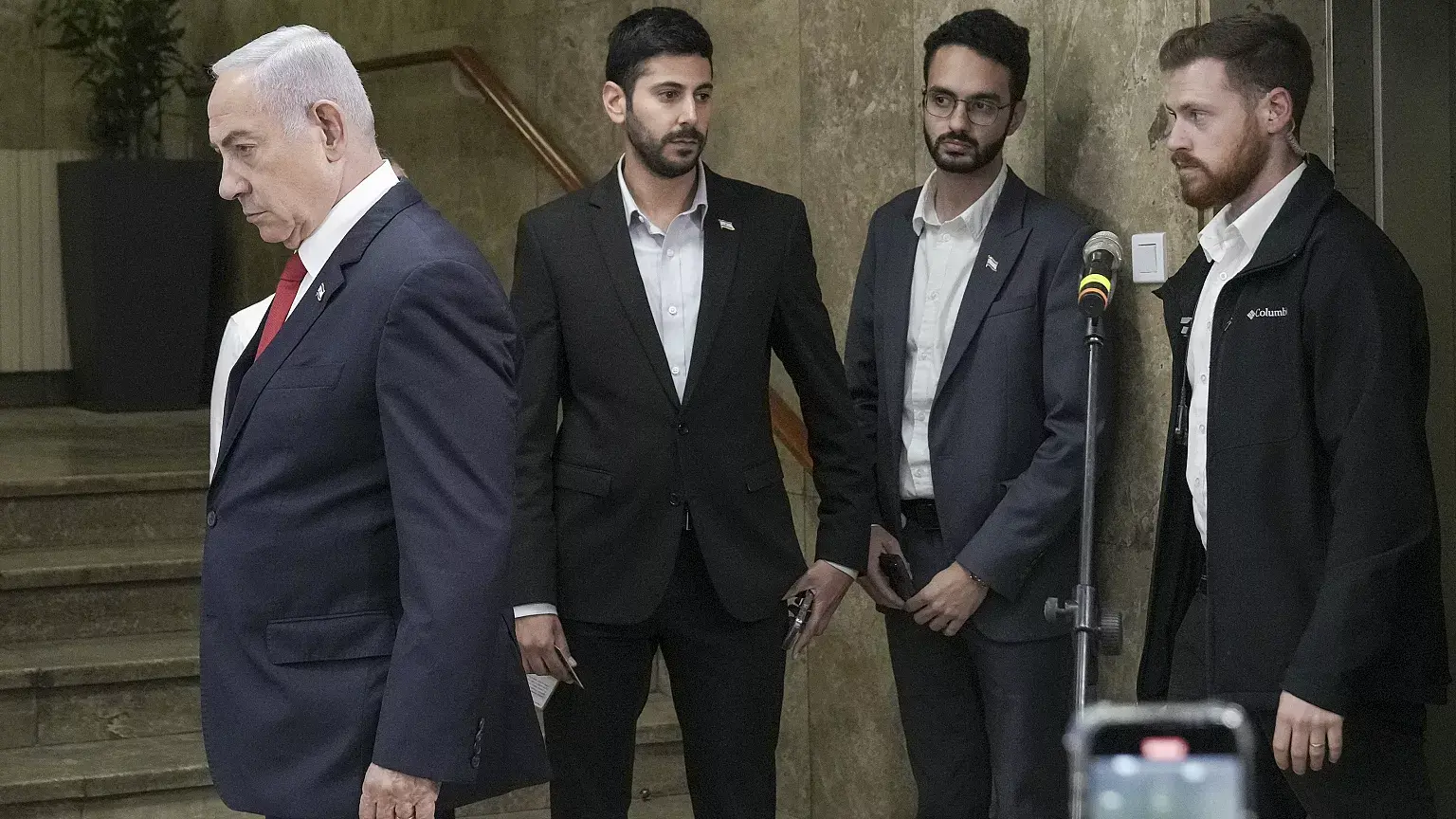 المستشارة القضائية تقرّر توجيه اتهامات لمستشار نتنياهو بشأن تسريب معلومات بالغة السريّة من الجيش