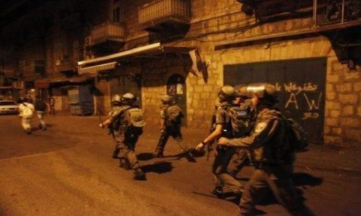 الاحتلال يعتقل عدد من المواطنين في حملة دهم وتفتتيش بالضفة المحتلة