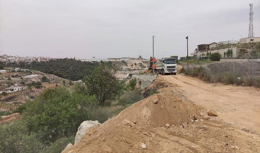 مستوطنة "أفرات" تستولي على أراض بملكية فلسطينية وتنفذ أعمال بناء فيها