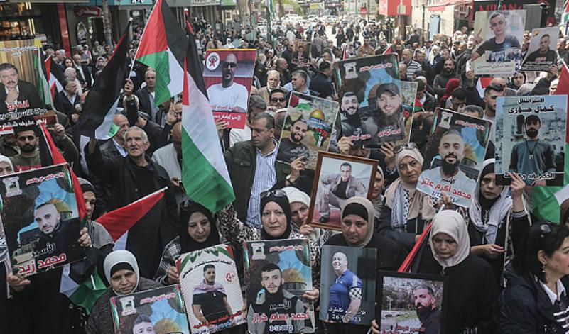 مؤسسات الأسرى ترفض استمارة مؤسسة تمكين: لا تليق بتضحيات ونضالات الأسرى