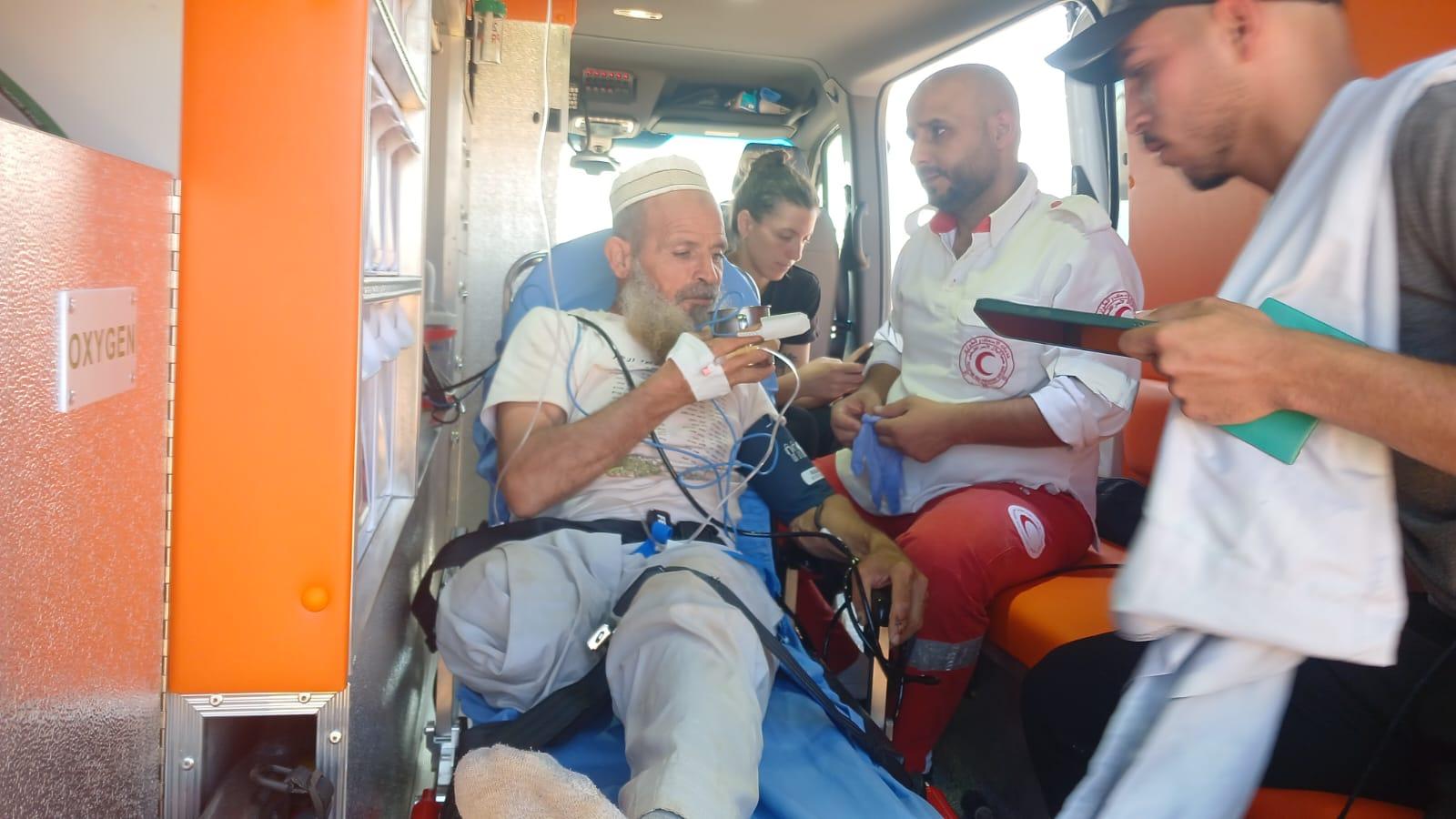 مستوطنون يعتدون على مسن مبتور القدم في يطا جنوب الخليل