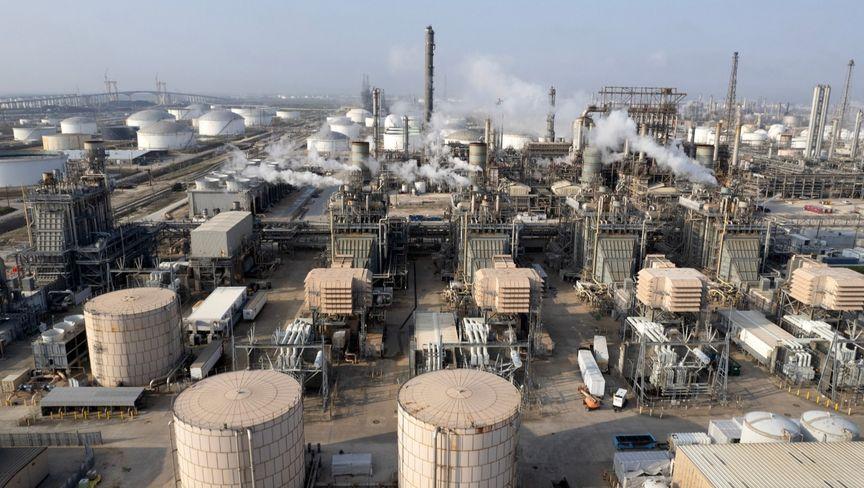 أسعار النفط تستعد لأول خسارة أسبوعية وسط مخاوف من تخمة المعروض