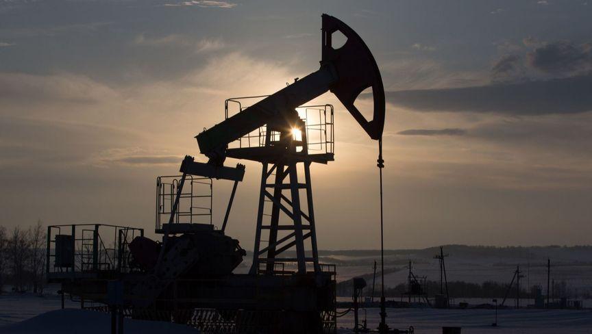 أسعار النفط تتراجع وسط ترقب لاجتماع "أوبك+"