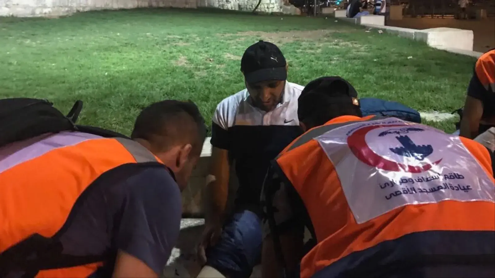 الاحتلال يُسلّم صحفيا مقدسيا قرارا بالإبعاد عن "الأقصى"