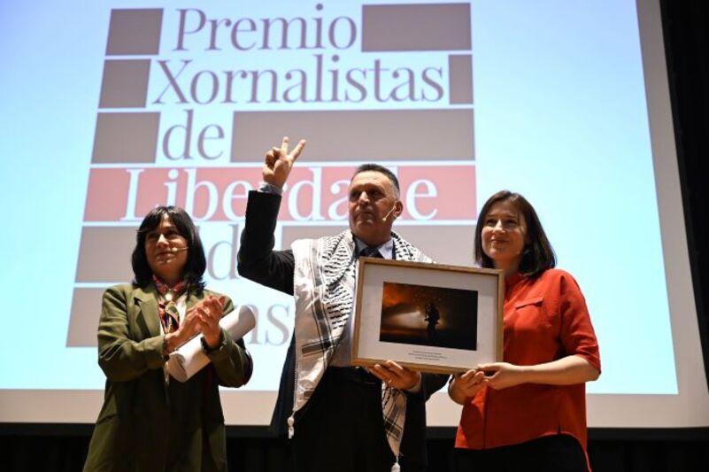 نقيب الصحفيين يتسلم جائزة حرية الصحافة في غاليسيا الإسبانية