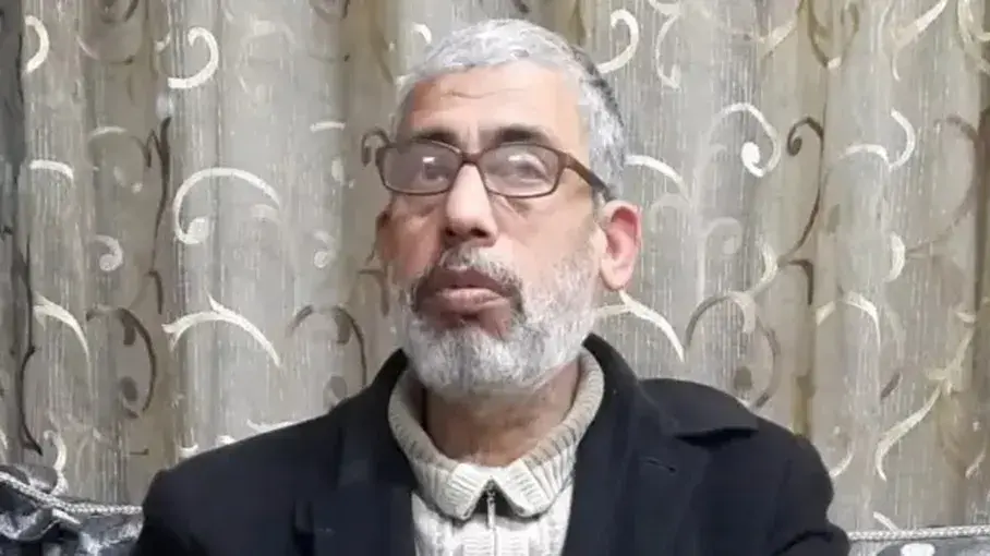 مؤرخ وأكاديمي بارز.. إصابة بالغة لشقيق السنوار واستشهاد 3 من أبنائه