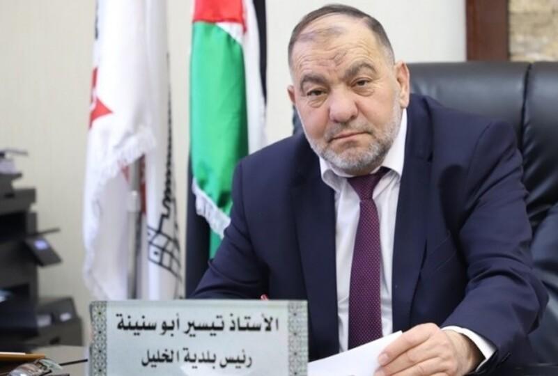 قوات الاحتلال تعتقل رئيس بلدية الخليل تيسير أبو سنينة