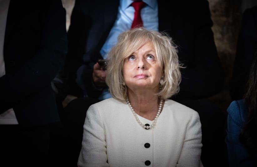 الحكومة تحذّر المحكمة العليا من تجميد إجراءات إقالة المستشارة القضائية