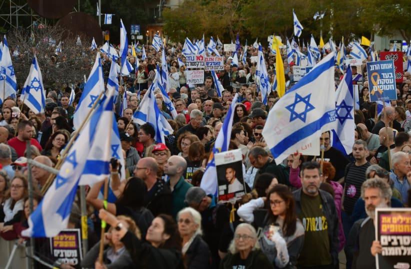 استطلاع: حزب نتنياهو متصدّرا رغم تراجعه وبينيت أنسب منه لترؤّس الحكومة وآيزنكوت حاسم