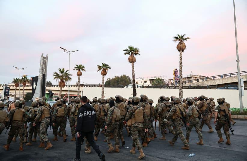 وول ستريت جورنال: طرد عناصر حزب الله من مطار بيروت