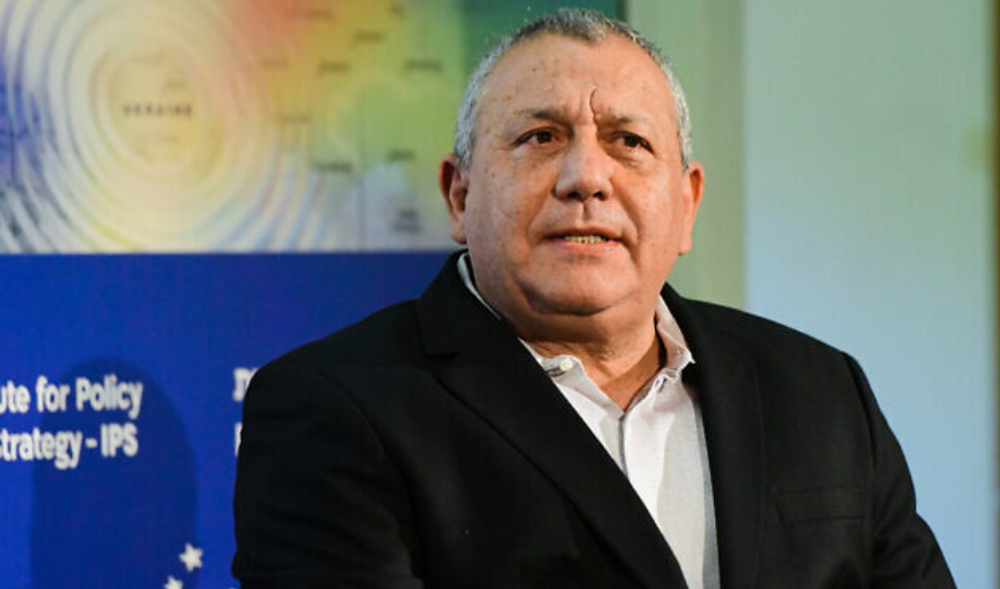 آيزنكوت يعلن عن إقامة حزب جديد