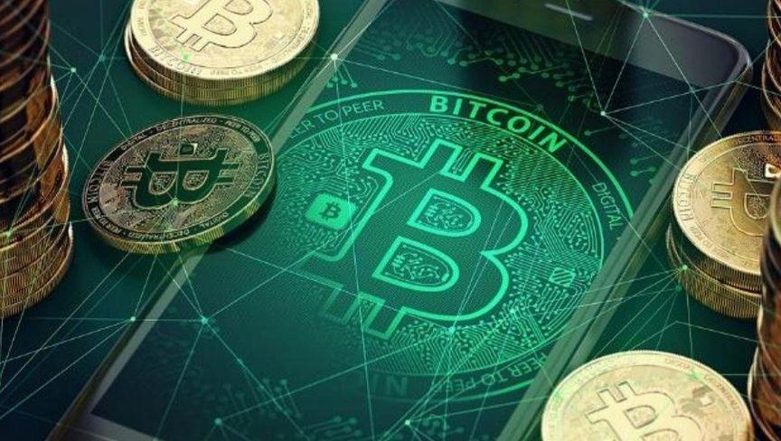 بتكوين تتراجع لأدنى مستوى في ثلاثة أسابيع بعد شهر تاريخي