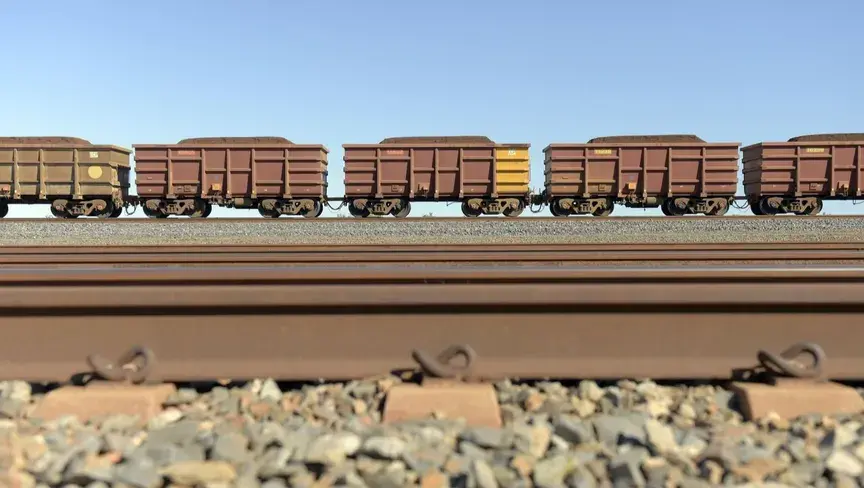 سعر خام الحديد يتراجع مع تباطؤ الإنفاق الصيني وضغوط على الطلب