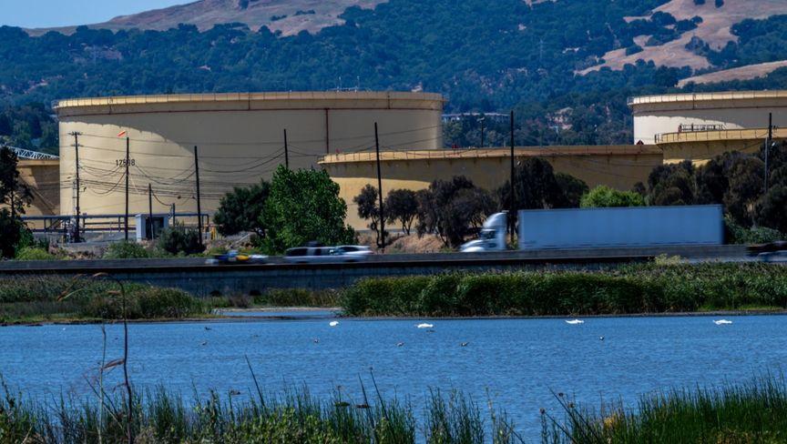 أسعار النفط تتكبد خسارة شهرية وسط توقعات بفائض في المعروض