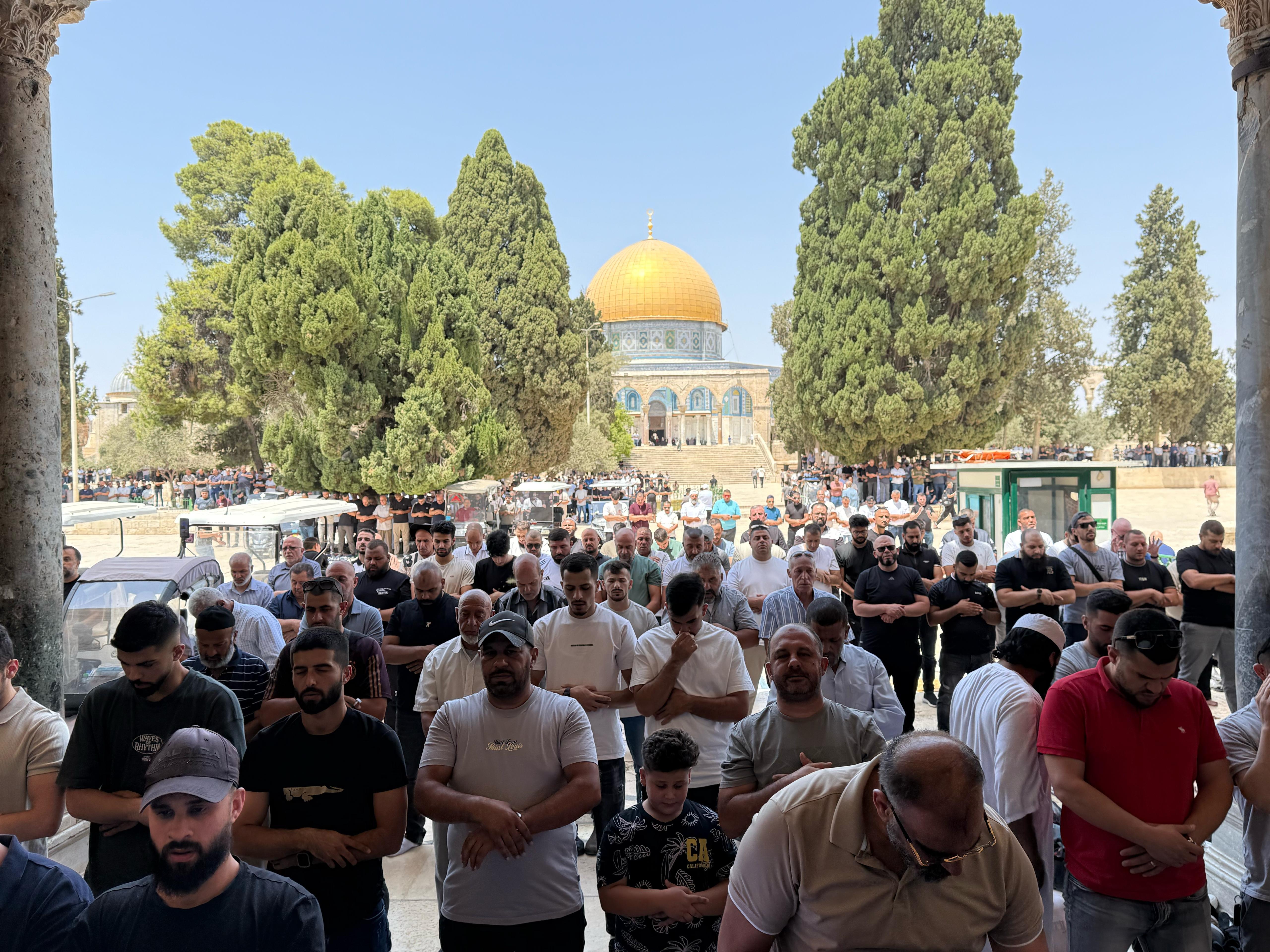 40 ألفا يؤدون صلاة الجمعة في الأقصى