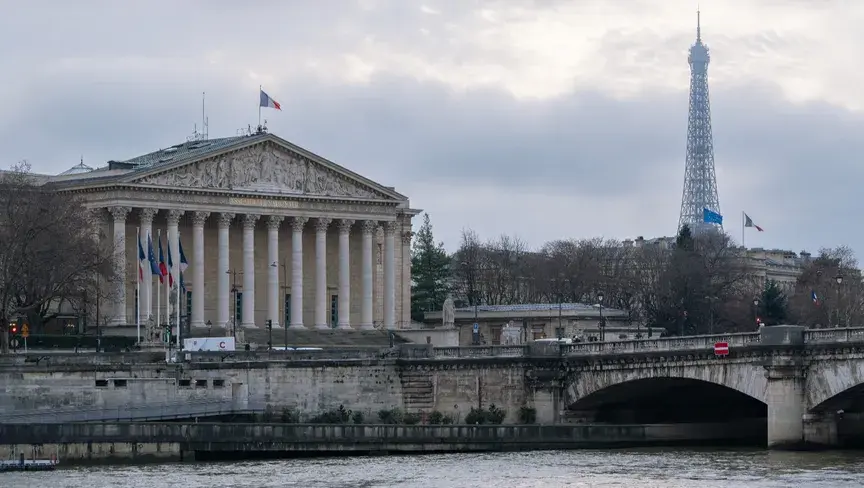 أزمة ديون فرنسا تتفاقم وسط خفض "فيتش" لتصنيفها الائتماني