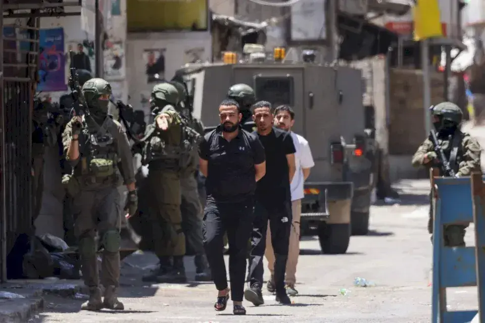 تقرير: مشاهد الاعتقال الجماعي تعود من جديد في طولكرم وغزة