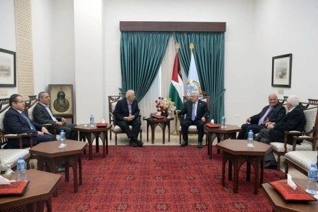 عباس يتسلم رد حركة حماس "المكتوب" على دعوته لإجراء الانتخابات