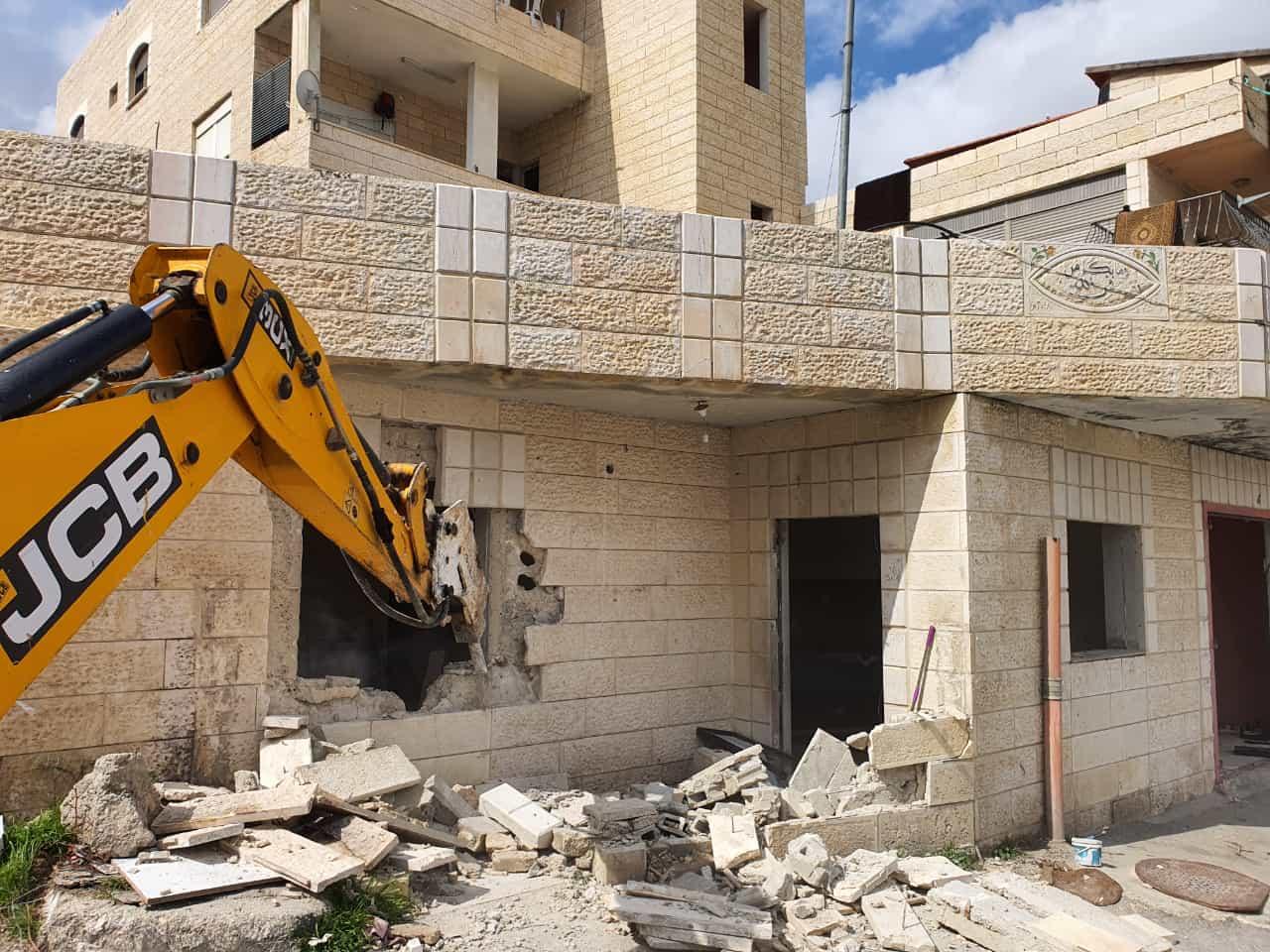 الاحتلال يجبر مقدسيا على هدم منزله في بلدة العيسوية