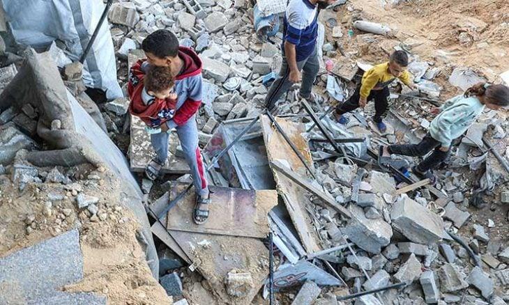 الأورومتوسطي: الاحتلال يمنع إنقاذ جرحى وأحياء تحت أنقاض منزل بخان يونس