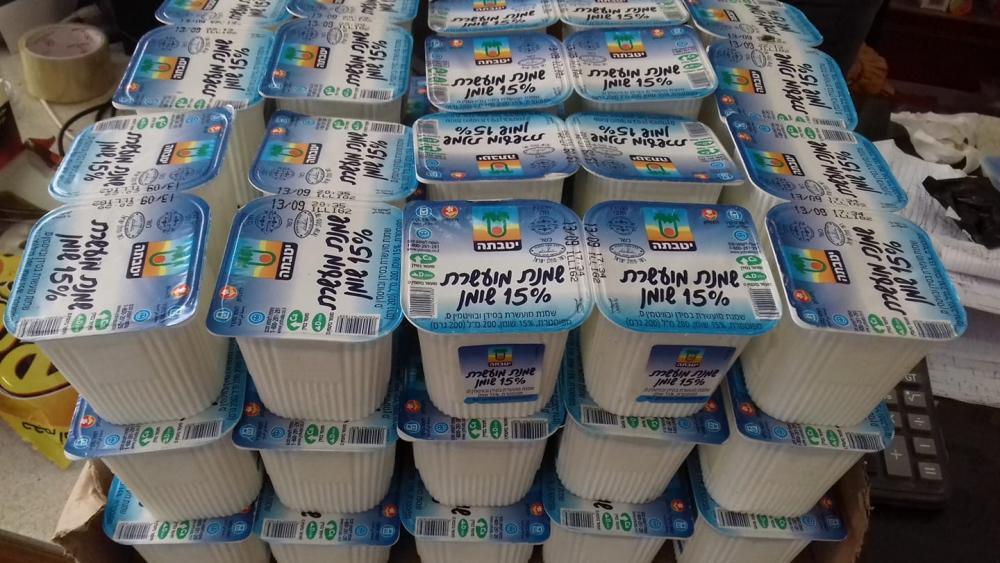 الاقتصاد الوطني تمنع تسويق منتجات الألبان " الشمنيت" في أسواق الضفة