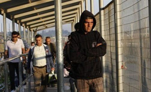 قوات الاحتلال تمنع آلاف العمال من العبور إلى الأراضي المحتلة