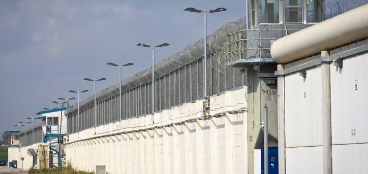 استشهاد الأسير عمرو عودة من غزة بسجون الاحتلال