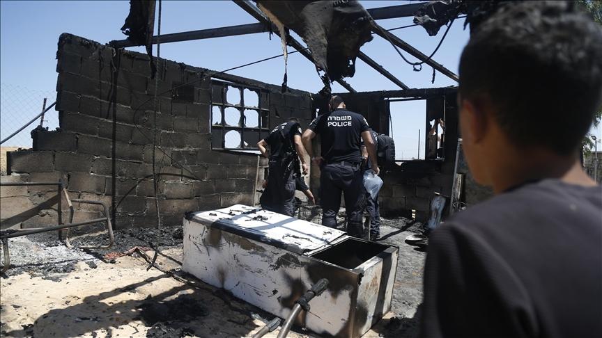 مستوطنون يصيبون 3 فلسطينيين ويحرقون خيام بالضفة