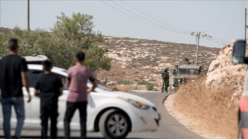 مستوطنون ينشئون بؤرة استيطانية ويصيبون فلسطينيين اثنين بالضفة الغربية