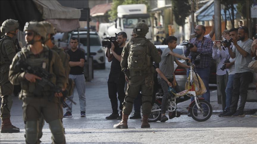 جيش الاحتلال يصيب فلسطينيا ويعتقل صحفيا في الضفة الغربية