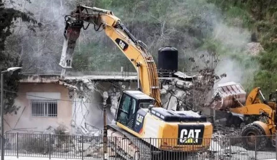 الضفة: هدم مقهى في رام الله وحملة مداهمات واعتقالات لجيش الاحتلال ومستوطنيه