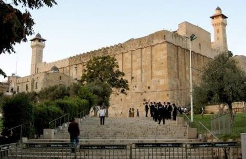 الاحتلال يمنع رفع الأذان في الحرم الإبراهيمي 54 وقتا خلال شهر أيار