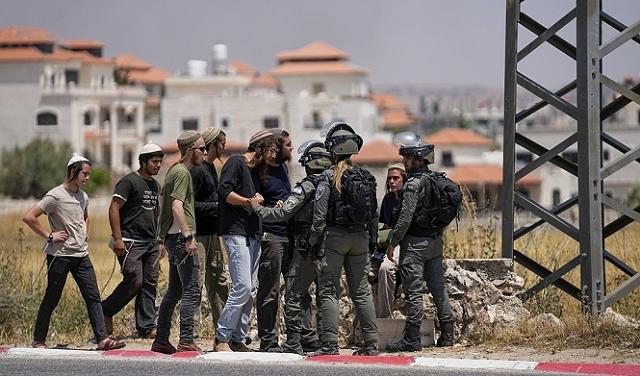 مستوطنون يشنون هجمات مسلحة على قرى رام الله بحماية قوات الاحتلال