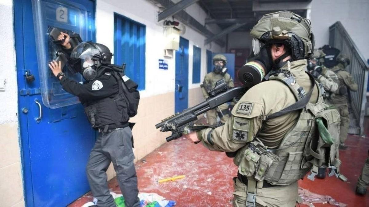 المحكمة العليا الإسرائيلية تنتقد منع الصليب الأحمر من زيارة الأسرى الفلسطينيين