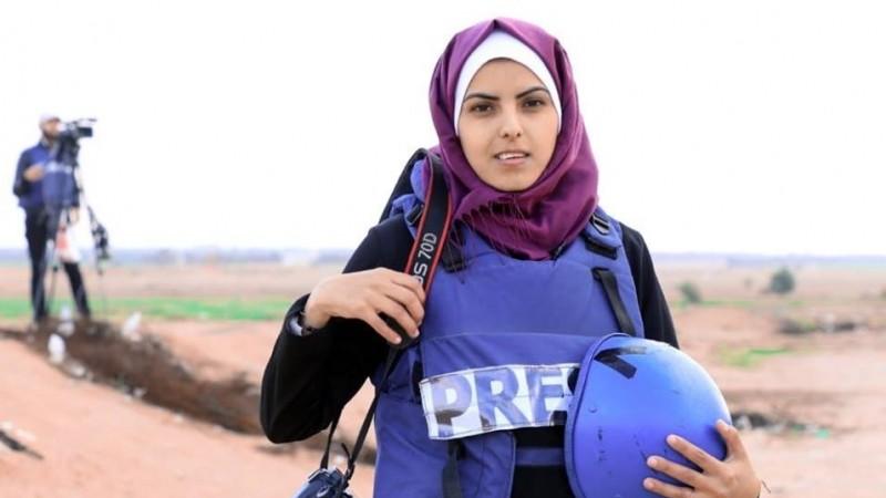 مريم أبو دقّة… عدسةٌ لم تستسلم للحصار، وصوتٌ سقط عند باب المستشفى