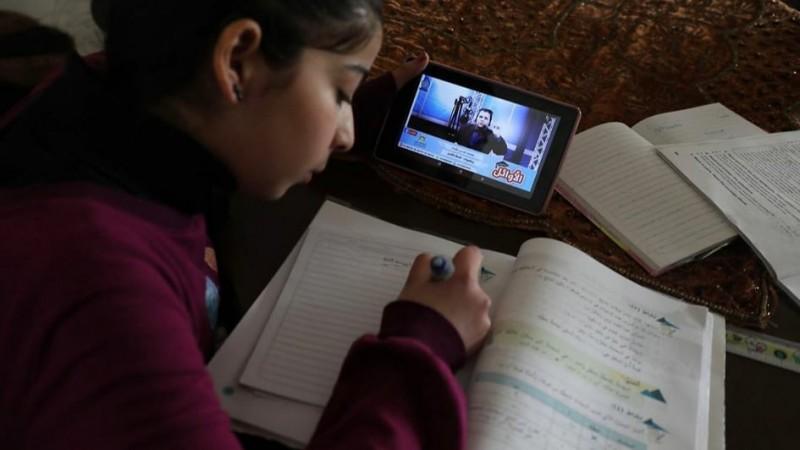 غزة ..  "التعليم عن بعد" الأمهات في ورطة والمعلمون أمام تحديات كبيرة