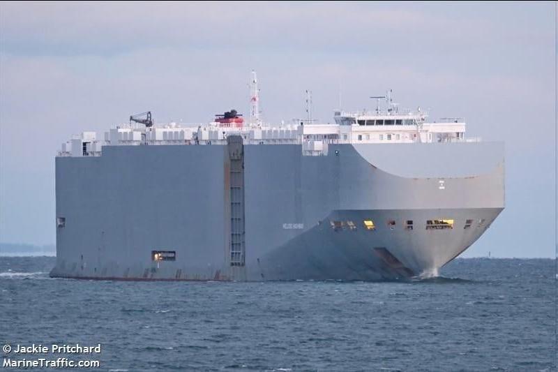 الإعلام العبري: مسؤول أمني يكشف سبب انفجار سفينة خليج عمان