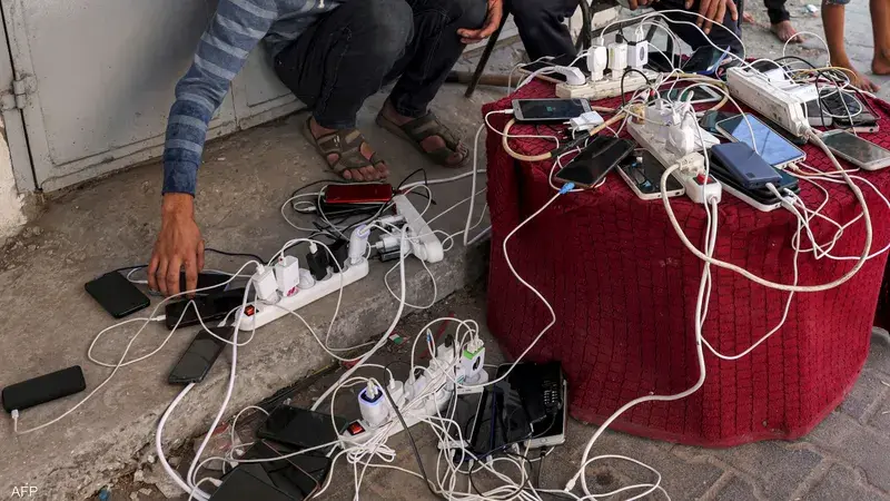 اليوم الثاني بلا إنترنت في غزة وشمالها وسط تحذيرات من انهيار الخدمات