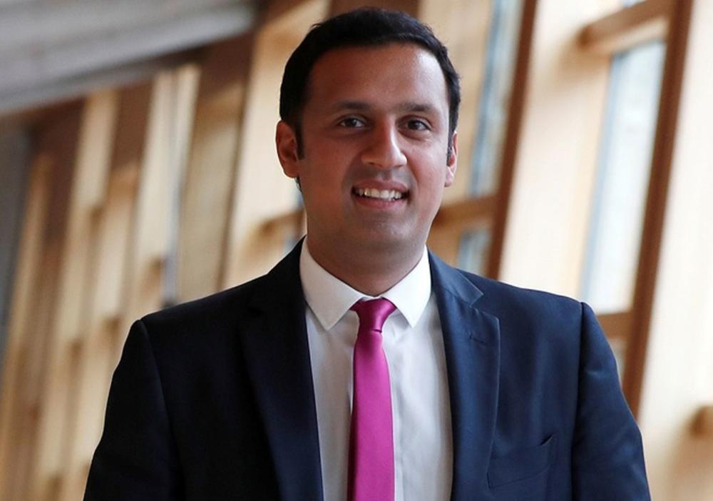 أنس سروار.. أول مسلم في بريطانيا يقود حزبًا سياسيًا