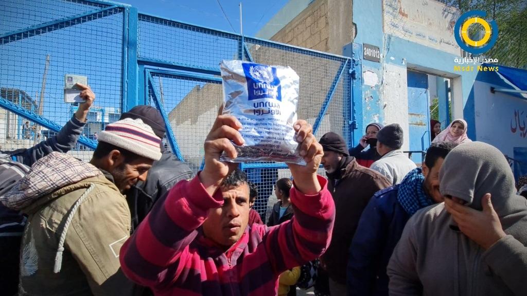 صور| لاجئون يغلقون مقرات الأونروا بغزة احتجاجاً على تقليص المساعدات