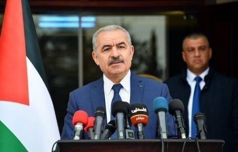 اشتية: النظام الصحي متماسك وسنحاسب كل من يتجاوز أولويات التطعيم